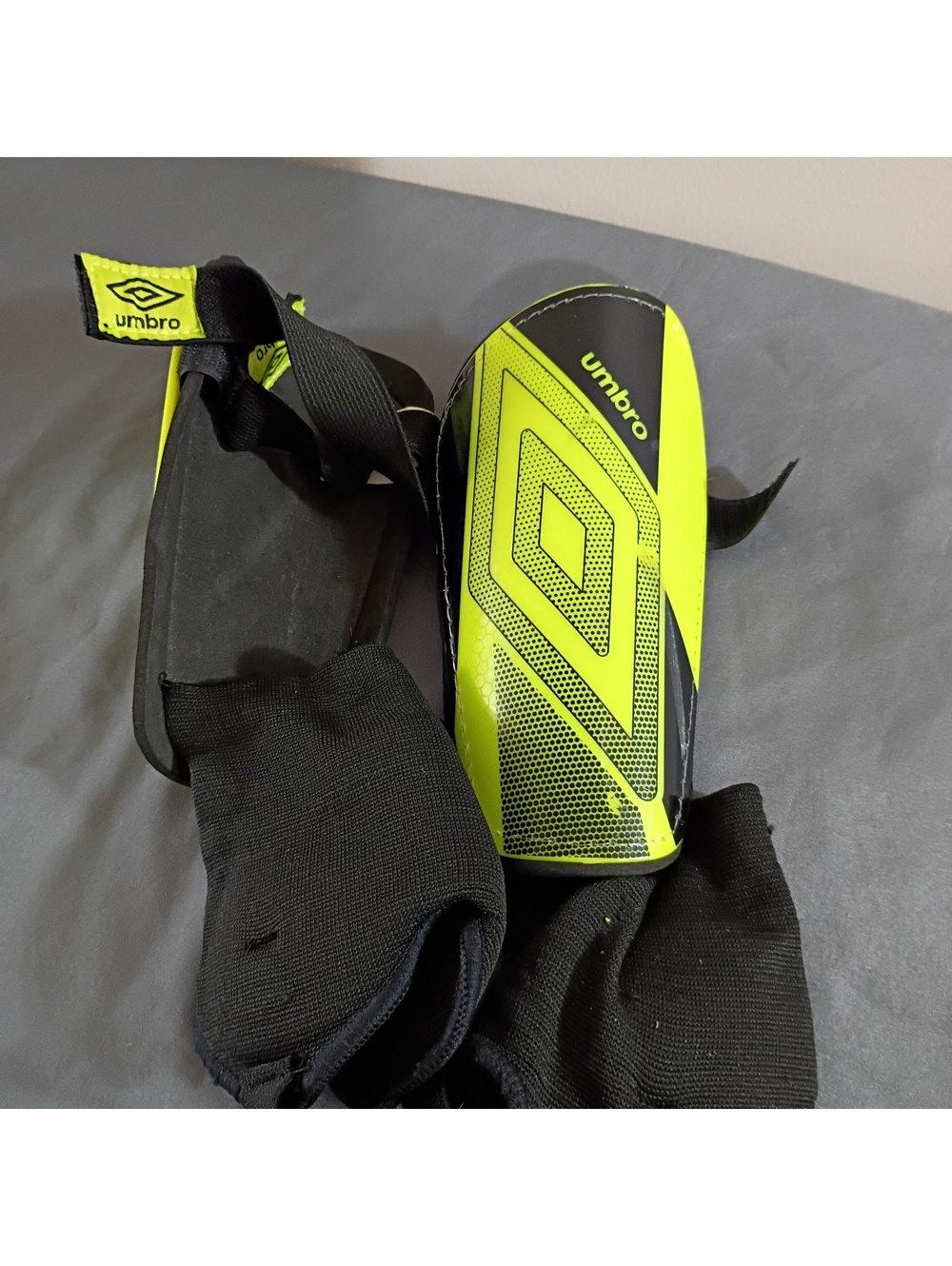 Umbro Ceramic 2.0 Medium Size Soccer Shin Guards with Ankle Protection